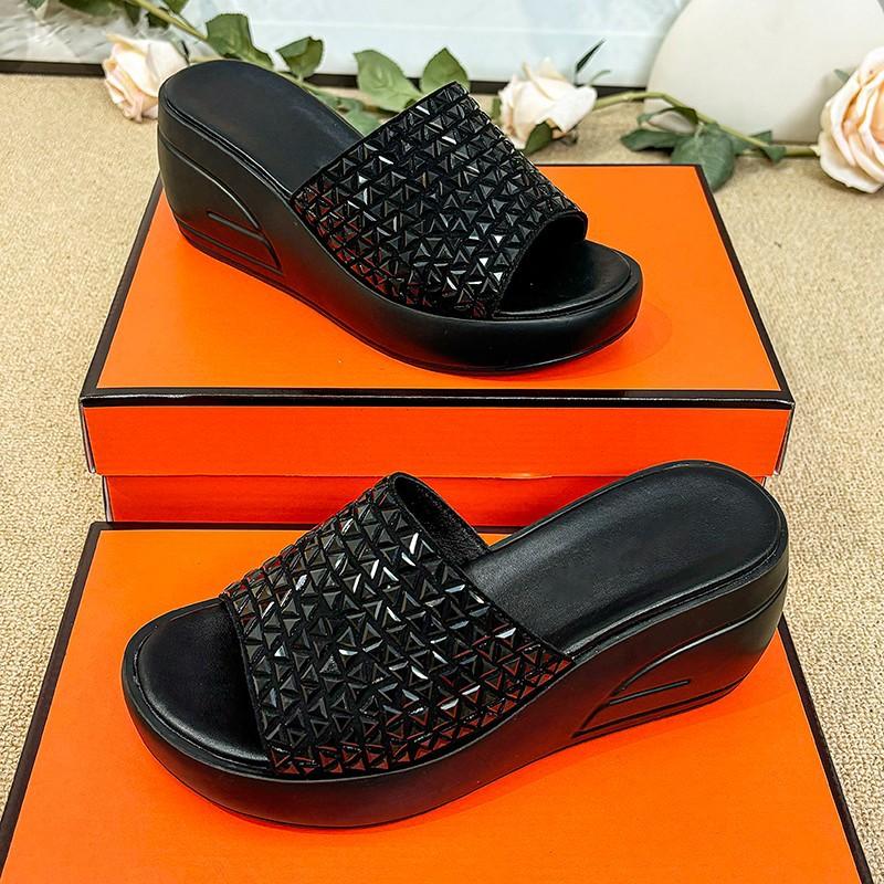 

Небольшие тапочки на толстой подошве для женщин, новинка лета 2024 года, подчеркивающая односложную конструкцию для женщин, модные босоножки со стразами и наклонным каблуком 35 чёрный