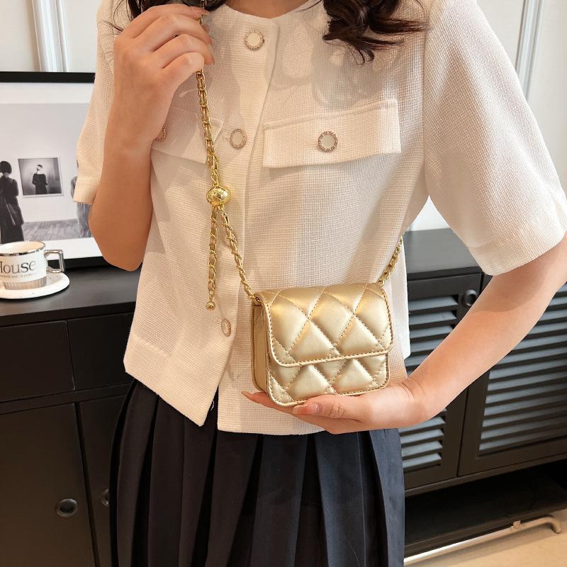 

Мини простая сумка с бриллиантами, маленькая женская 2025 новая ретро корейская версия, темпераментная маленькая квадратная сумка, популярная сумка через плечо, красный конверт золотой