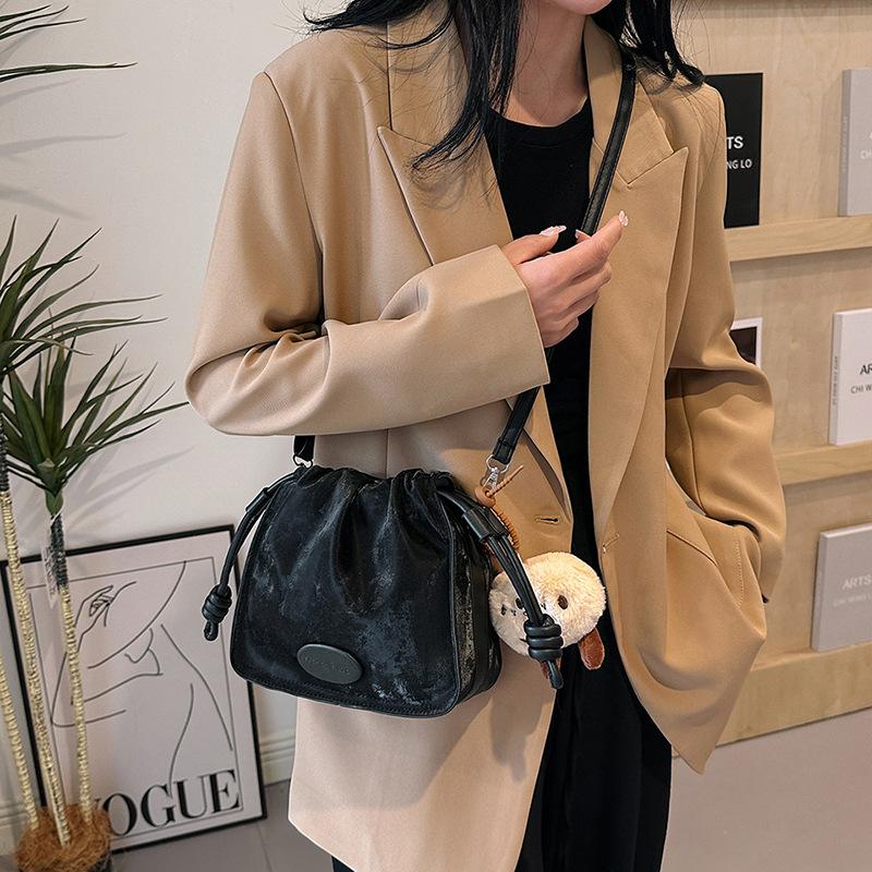 Niche Simple Style Fashionable Bag for Women New Pleated Versatile Bucket Bag Simple Casual Fashionable Shoulder Bag