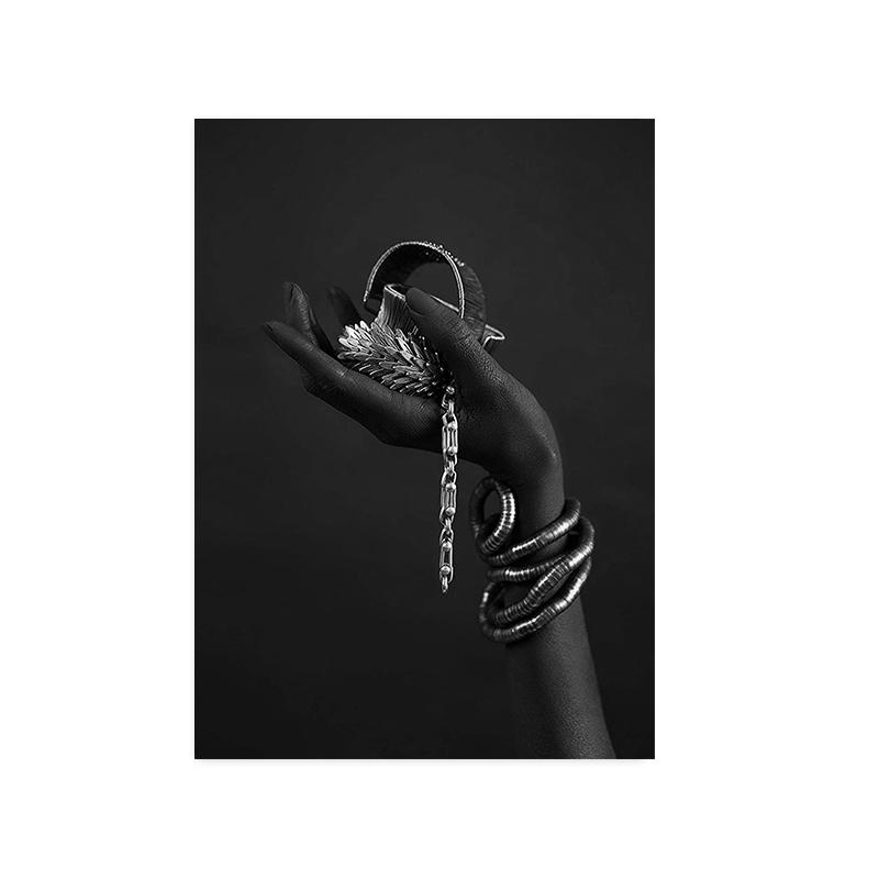 Afrikanische Frau Leinwand Wand Kunst Malerei Poster und Drucke schwarze Frau hält Gold Schmuck Bild für Wohnzimmer Home Decor