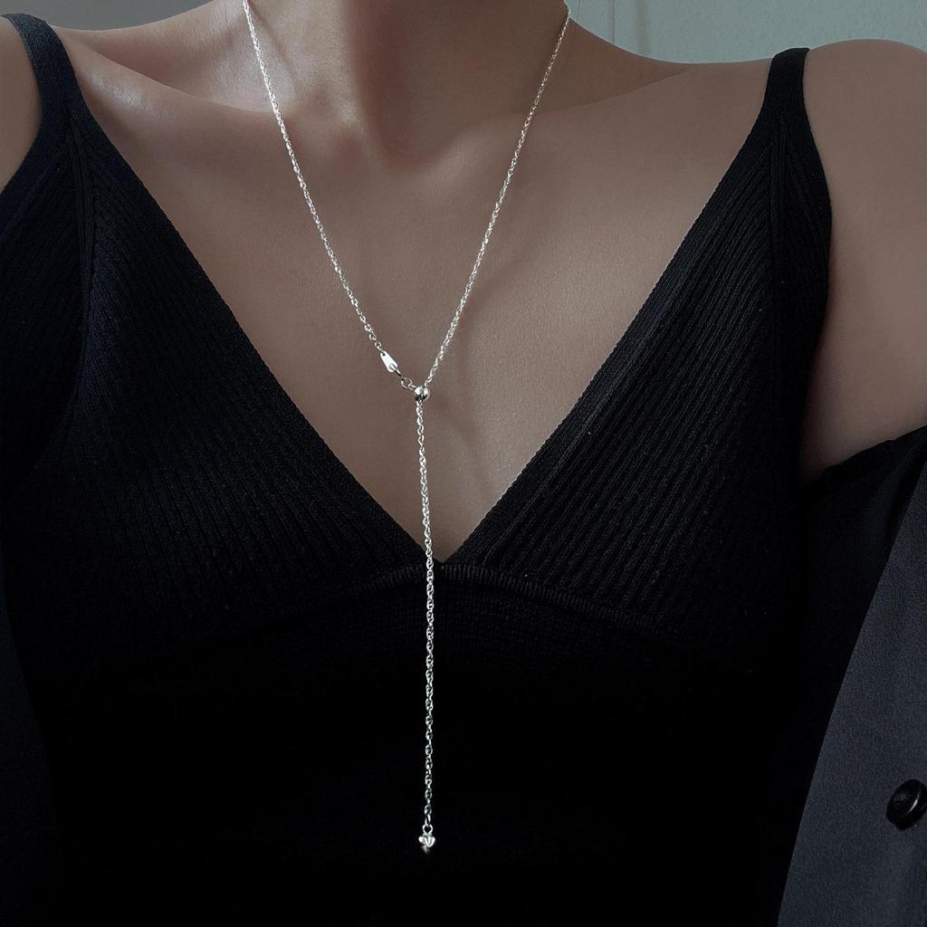 Elegant Italian Corrugated Pull-Out Necklace for Women - Trendy, Simple Clavicle Chain, Creative Sweater Accessory.