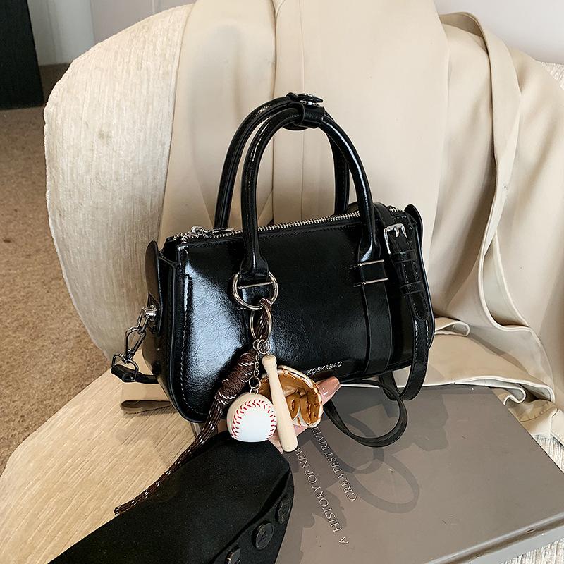 Super fire small bag women's autumn and winter retro 2025 new versatile shoulder messenger bag casual portable work tote bag