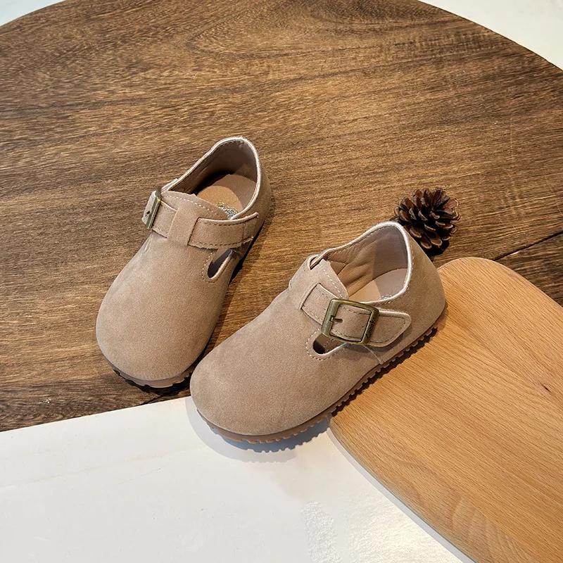 Mocassini per bambini e bambine, retrò, antiscivolo, dolci, scarpe basse per bambini, suola morbida, 2024, nuove scarpe alla moda in pelle per bambini, eleganti con chiusura a strappo.