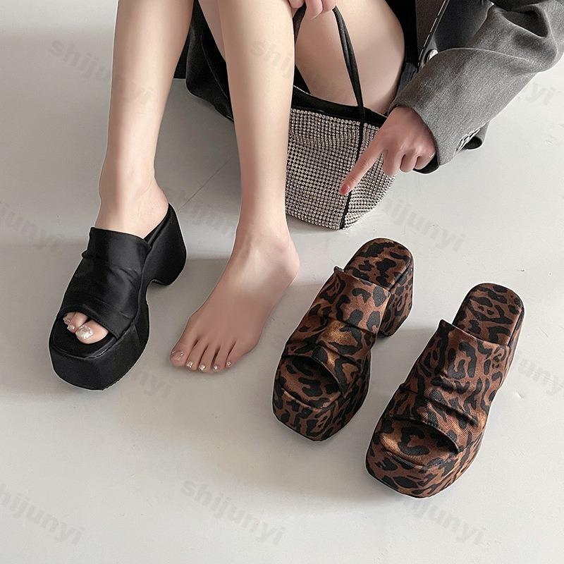 Fashion Leopard Print Designed Wedge Sandals for Women Summer 2025 New Outdoor Beach Thick Soled Fashion Sexy High-heeled Cool Slippers