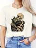 T-shirt con Stampa Grafica Gatto che Abbraccia Scheletro
