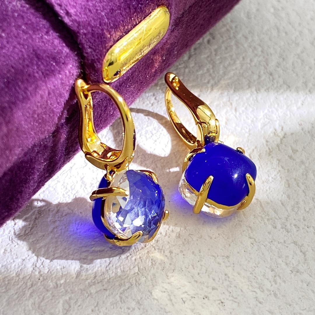 

AB с двумя хрустальными серьгами и серьгами с обеих сторон Материал латунь в сочетании с искусственным кристаллом 2024 НОВИНКА