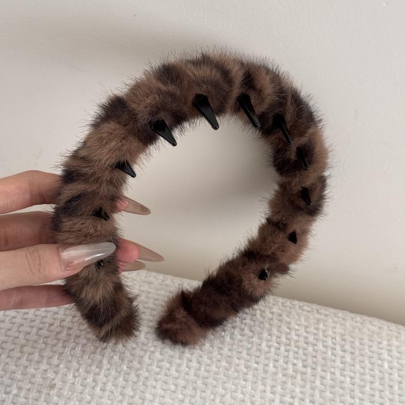 Winter and Autumn Velvet Beaded High-crown Hairband with Fluffy Bristles - A Versatile Hairband That Suits Any Style, Exuding An Elegant Air.