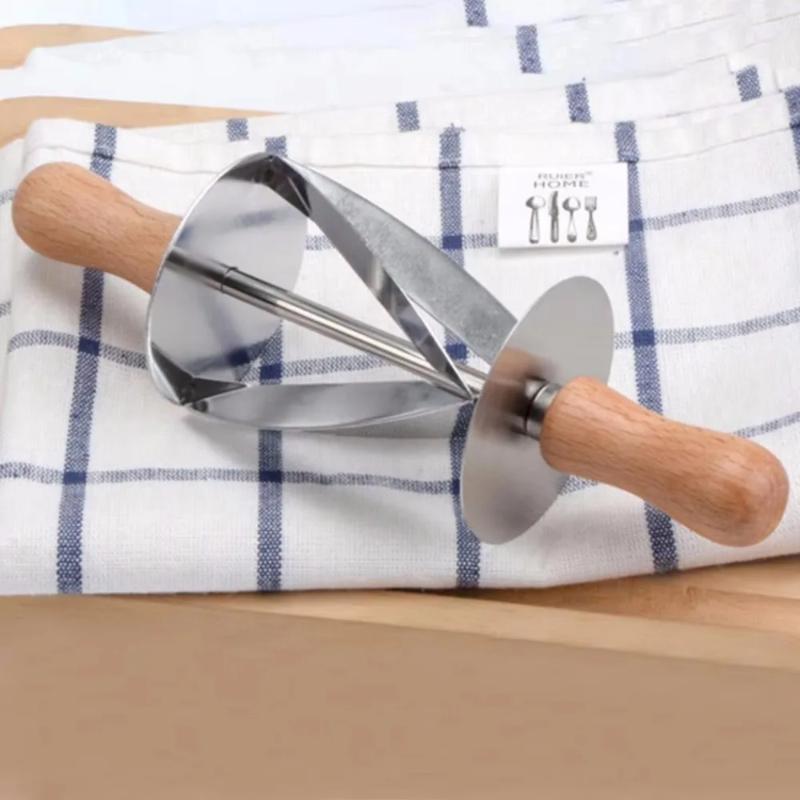 Ausstecher mit Holzgriff aus Edelstahl zum Ausrollen von Croissant- und Brotteig sowie zum Ausrollen von Fondantstreifen.