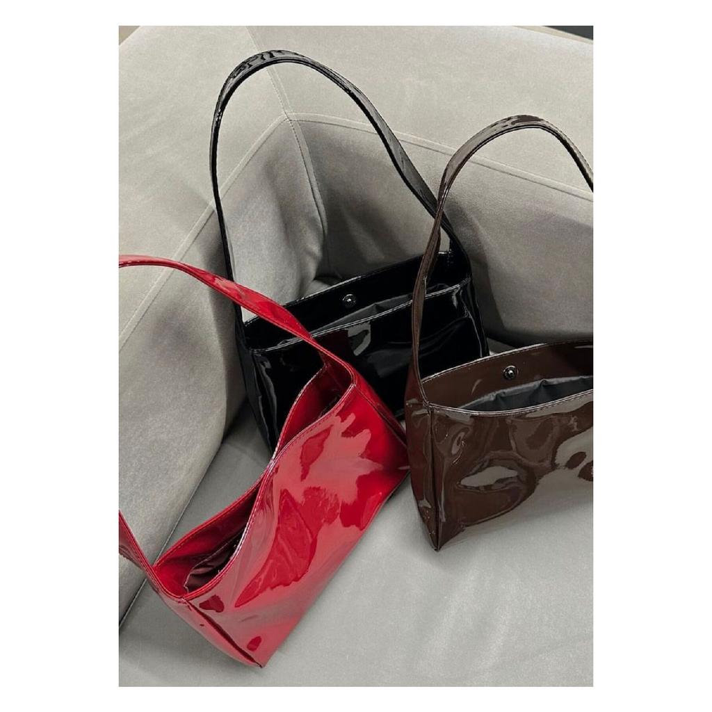 Dámská taška přes rameno z lakované kůže Mila Model z lesklé umělé kůže