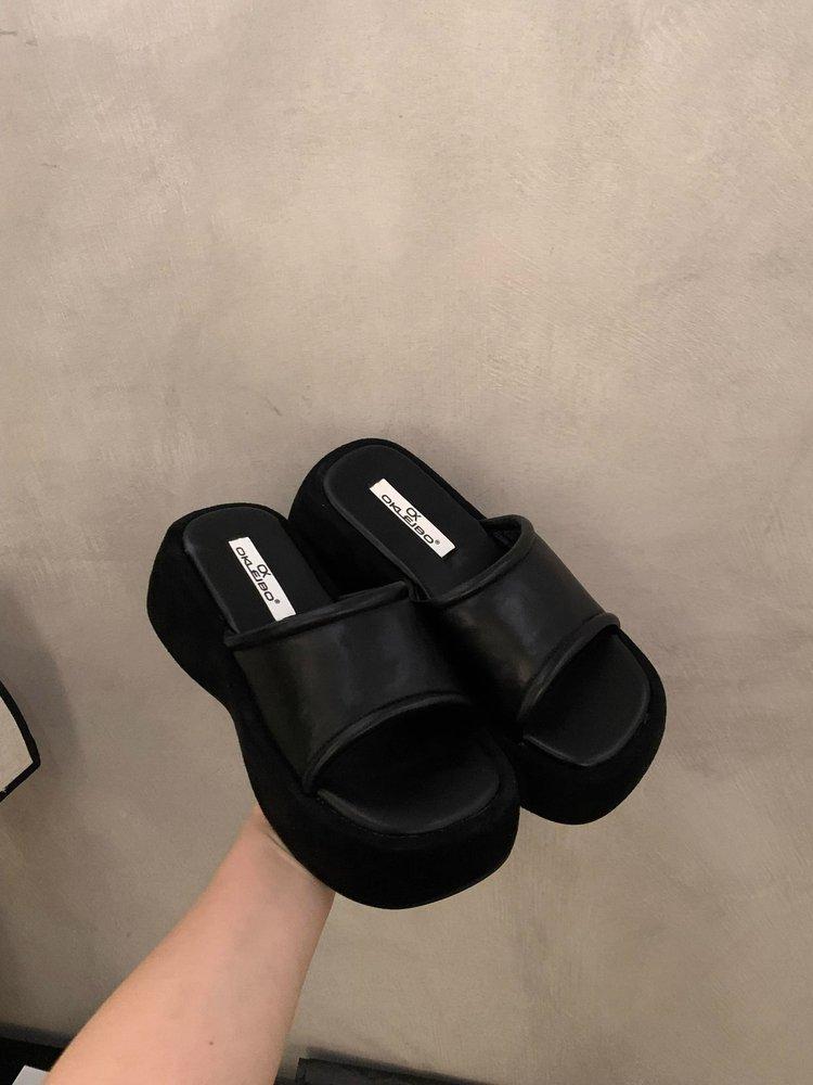 

Маленький человек на высокой толстой подошве крутые тапочки женская обувь лето 2025 новая носка черные тапочки на платформе с перемычкой 35 чёрный