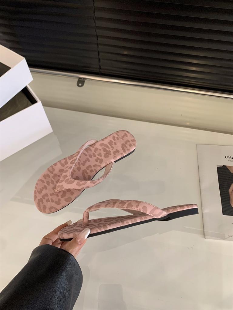 French leopard print flat-soled flip-flop shoes women's shoes 2025 summer wear with skirt soft-soled beach sandals