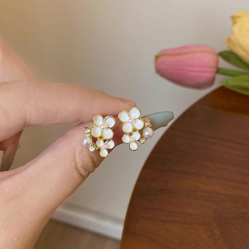 Pure white sweet gardenia flower zircon earrings Korean temperament small stud earrings exquisite earrings