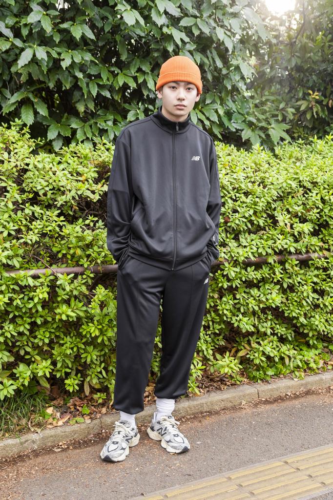 Modelo usado por Otani Jaqueta de Treino de Malha Jersey Atividades de Clube Absorvente Secagem Rápida Roupa de Treino BK L [New Balance] Masculino (AMJ51503) (Preto)