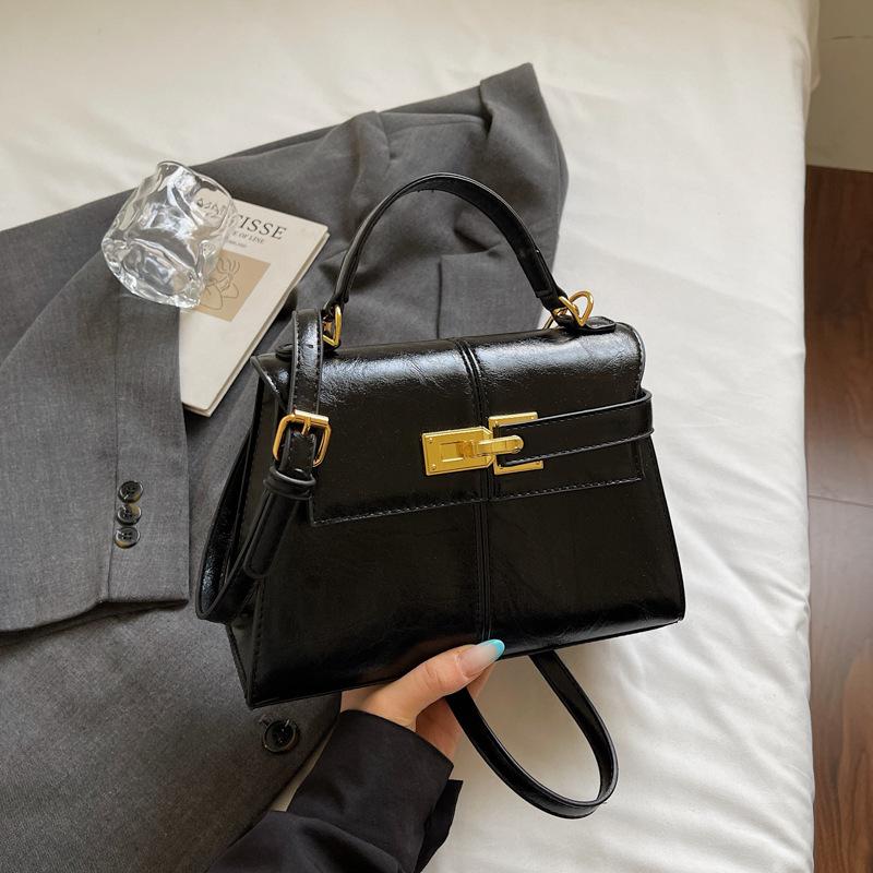 Niche bag women's new winter exquisite high-value commuting shoulder bag fashion casual messenger bag