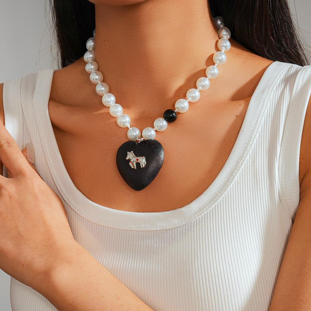 Pendentif poney amour en bois perlé imitation perle chaîne de pull un collier sexy