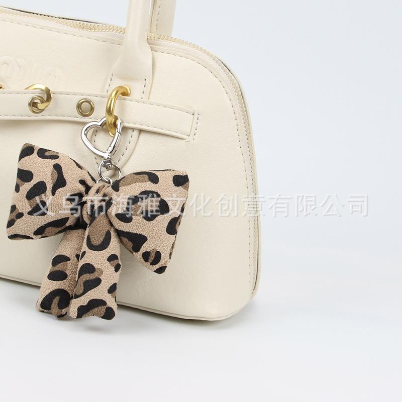 Kreativní klíčenka ve tvaru srdce s leopardím vzorem a mašlí, přívěsek na tašku na mobilní telefon