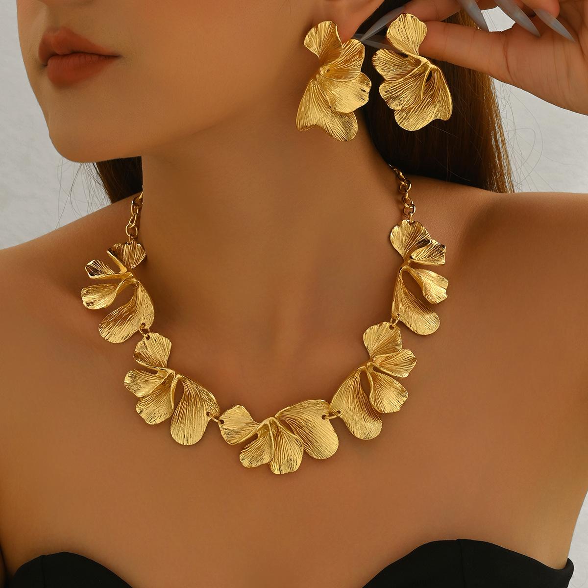 

Wind metal necklace set personalized exaggerated flower pleated design earrings versatile niche jewelry women