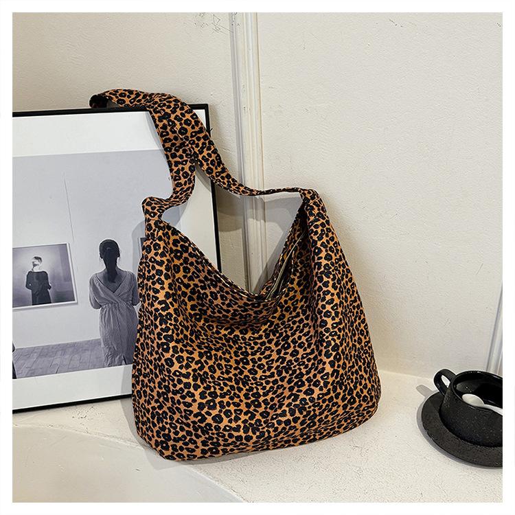 Tote bag, large-capacity women's commuting, high-end leopard print bag, oblique backpack, Japanese and Korean style hot-selling models