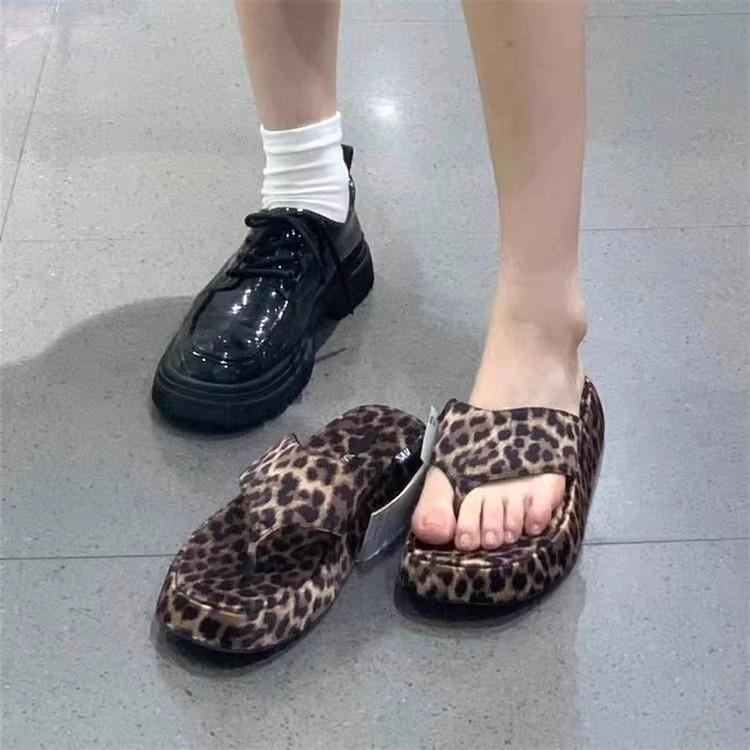 Small thick-soled pinch-foot leopard print flip-flops for women's summer wear new flat-bottomed fashionable cool slippers