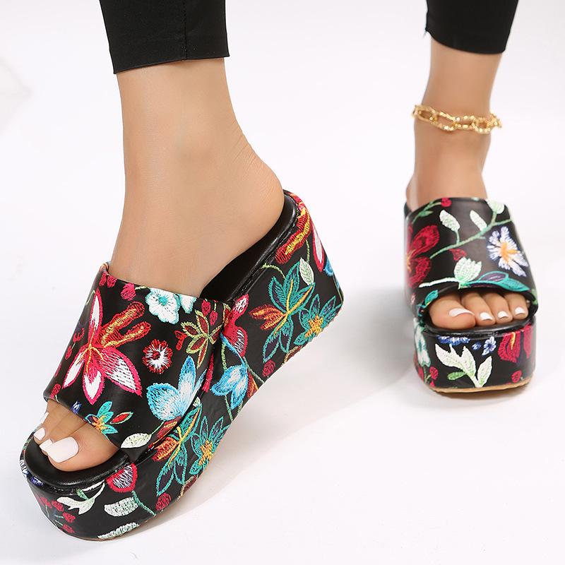 

Spot 2025 summer foreign trade large size slippers women s outer wear women s shoes European and American new thick low embroidery one-word slippers 43 чорний