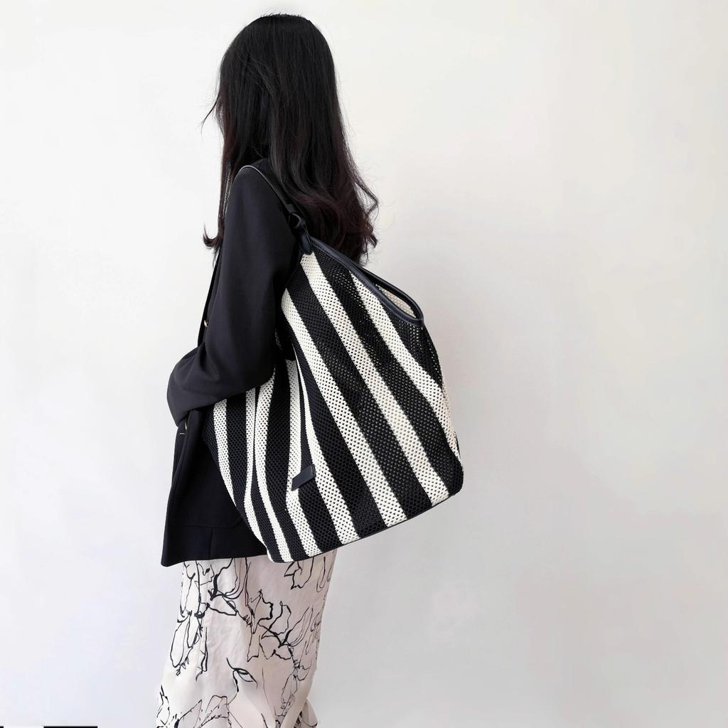 Premium schwarz-weiß gestreifte gewebte Umhängetasche mit großem Fassungsvermögen für Damen, lässiger Stil, leicht, Urlaubstasche, Einkaufstasche