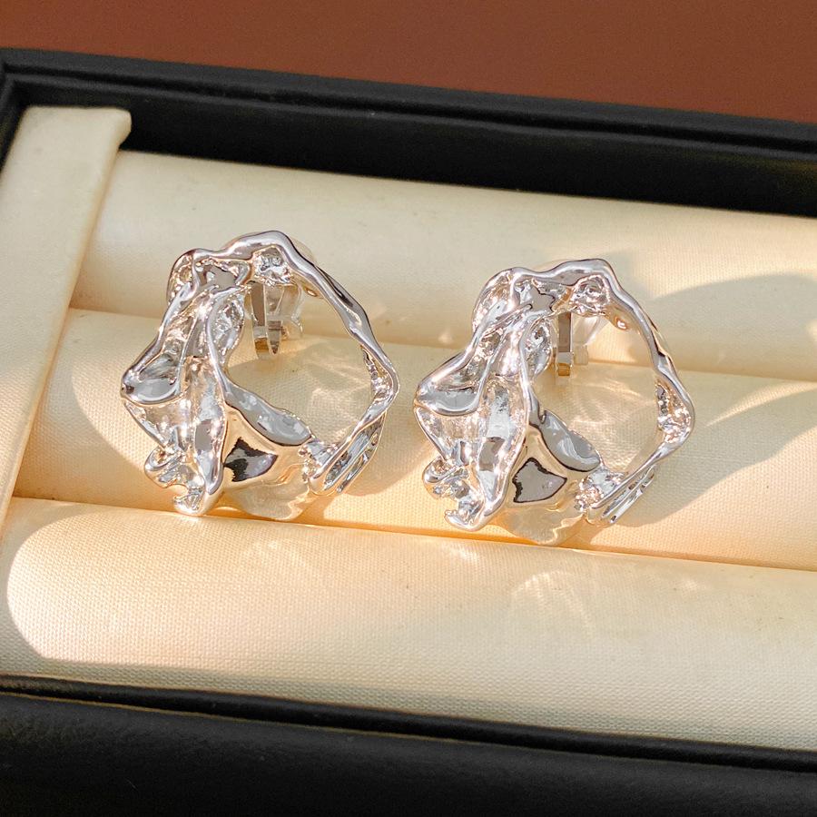 Silver Needle Zirconia Flower Pearl Stud Earrings – Elegant, Fashionable, and Versatile Ear Jewelry.