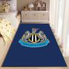 Dywanik z logo Newcastle United odpowiedni jako mata antypoślizgowa do salonu lub sypialni przy sofie
