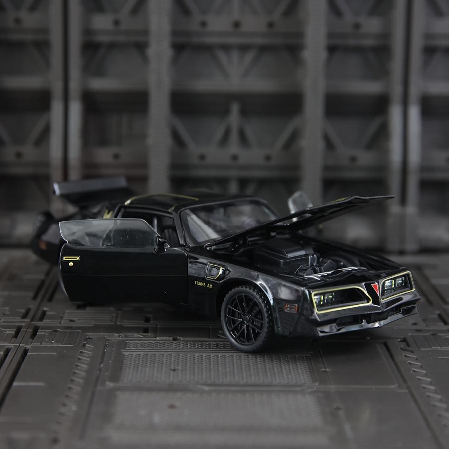 1:32 Simulation Pontiac Firebird Alloy Car Model Ornament Collection Steering Shock Absorber Sound and Light Return Car Gift