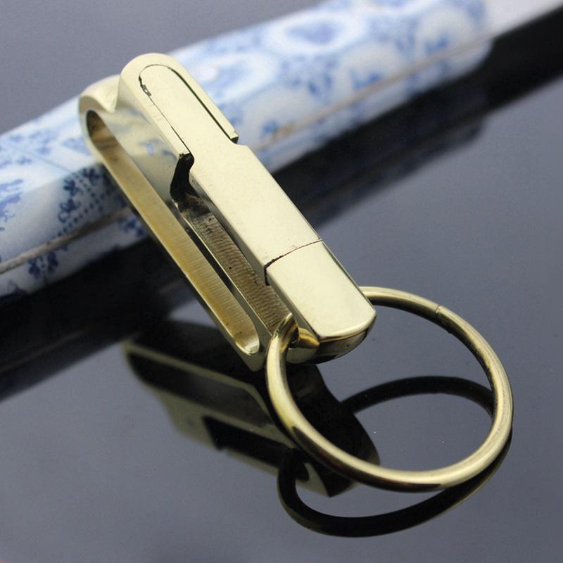 Handgefertigter Edelstahl-Schlüsselanhänger mit Leder-Gürtelschlaufe - Klassisches Sportaccessoire für Herren