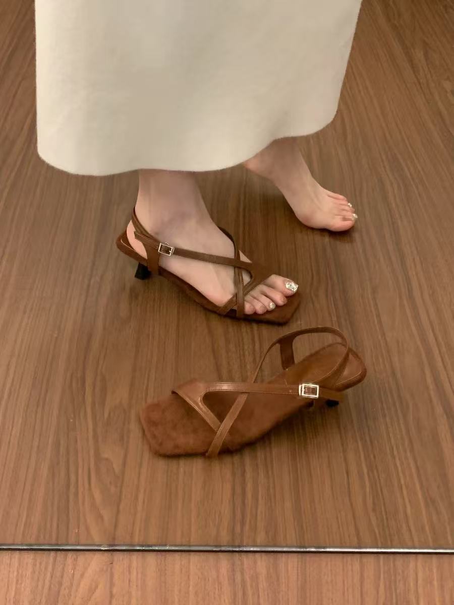 

Retro niche open-toed square head with sandals for women s summer wear 2025 new French versatile beautiful cool slippers 40 коричневый