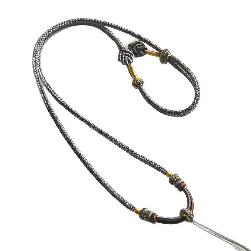 Collana Laccetto Intrecciato Fatto a Mano con Ciondolo Dorato: Stile Unisex di Alta Gamma