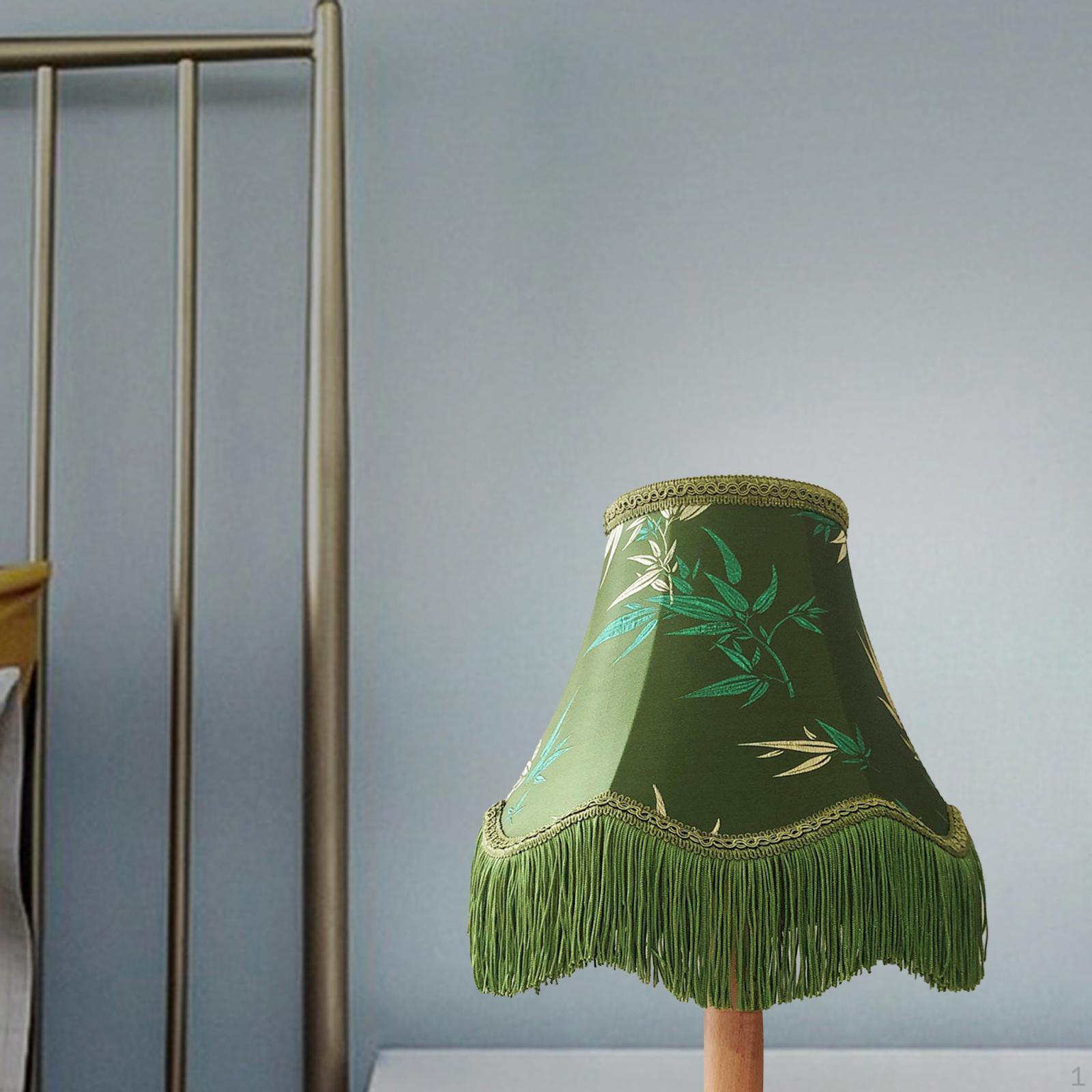 

Элегантный зеленый абажур настольной лампы с кисточкой – стильная замена прикроватному освещению