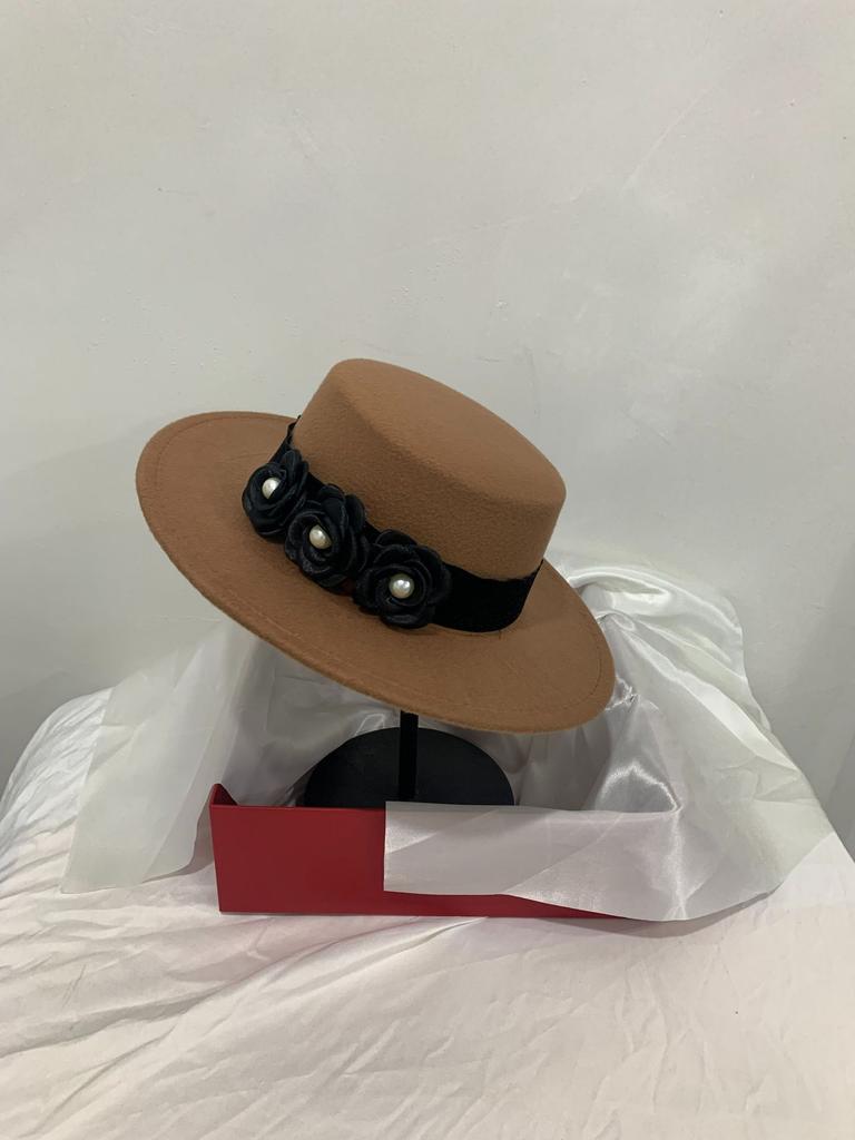 Autumn and Winter New Flat Top Top Top Hat Women's French Light Luxury Thousand Gold Woolen Hat Elegant Pearl Flower Top Hat Self-operated