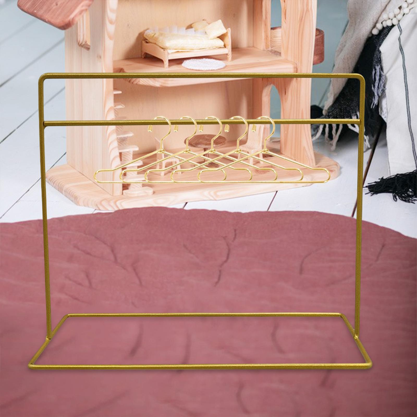 

1:6 Scale Dollhouse Garment Rack with 5 Hangers for Miniature Display золотистий