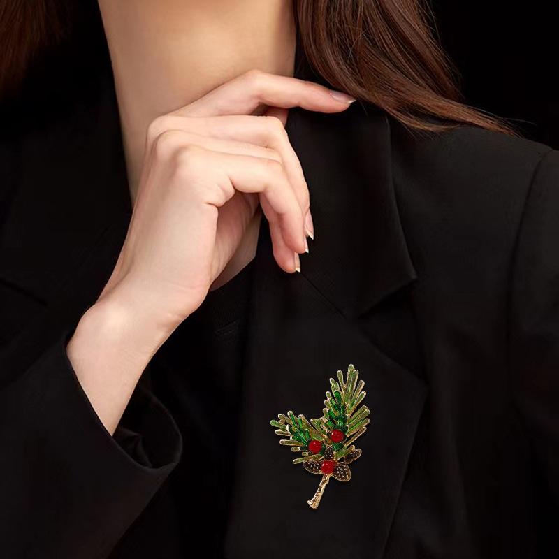 SKEDS Kreative Damen Herren Mode Tannenzapfen Emaille Accessoires Anstecknadeln Elegante Dame Pflanze Klassische Kleidung Anzug Broschen Pin Geschenk