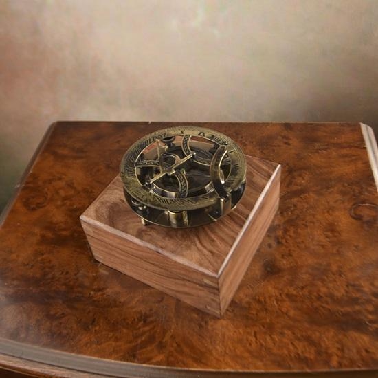 

компас диаметром 10,16 см в деревянной подарочной коробке. Принадлежность для морского парусного спорта.