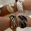 Vintage Emaille Zebra Streifen Breites Manschettenarmband für Damen Vergoldete Blattform Geometrischer Offener Armreif Party Statement Schmuck