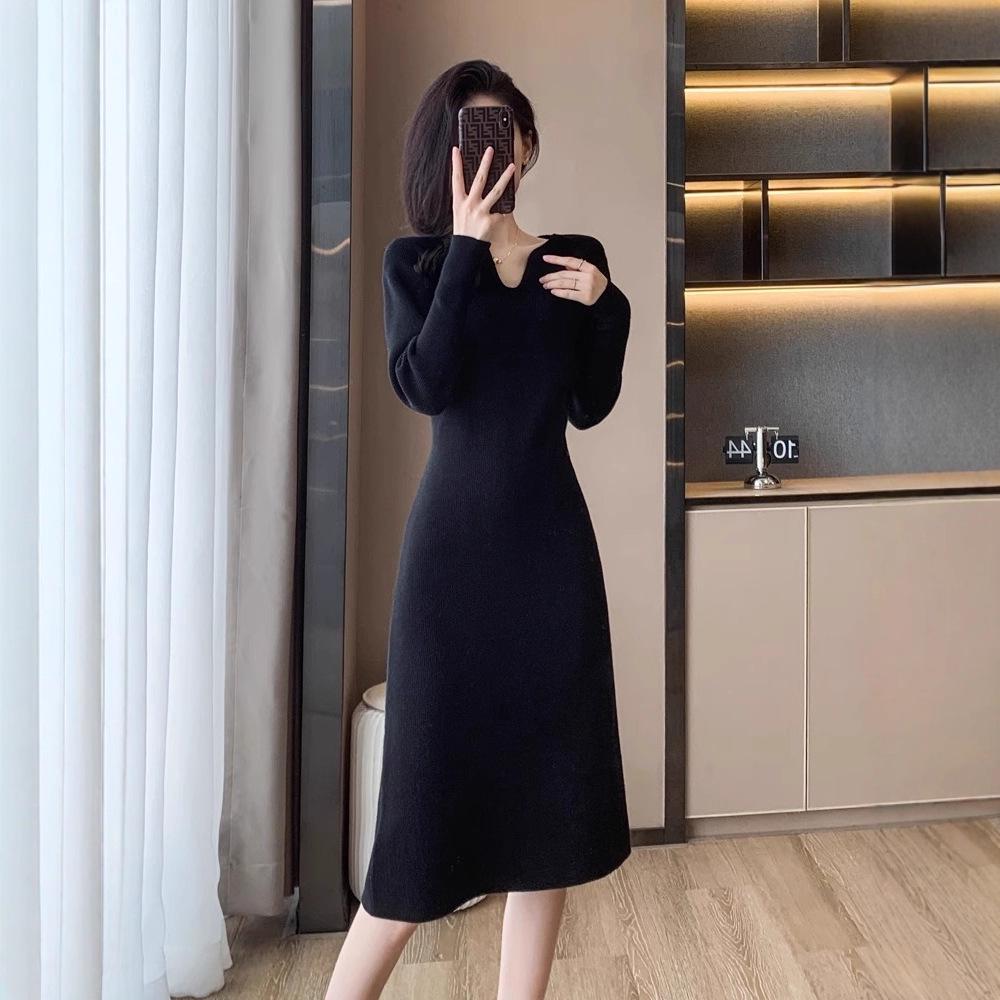Damen High-End Strickkleid mit V-Ausschnitt und figurschmeichelndem Midilängen-Design für Herbst/Winter.