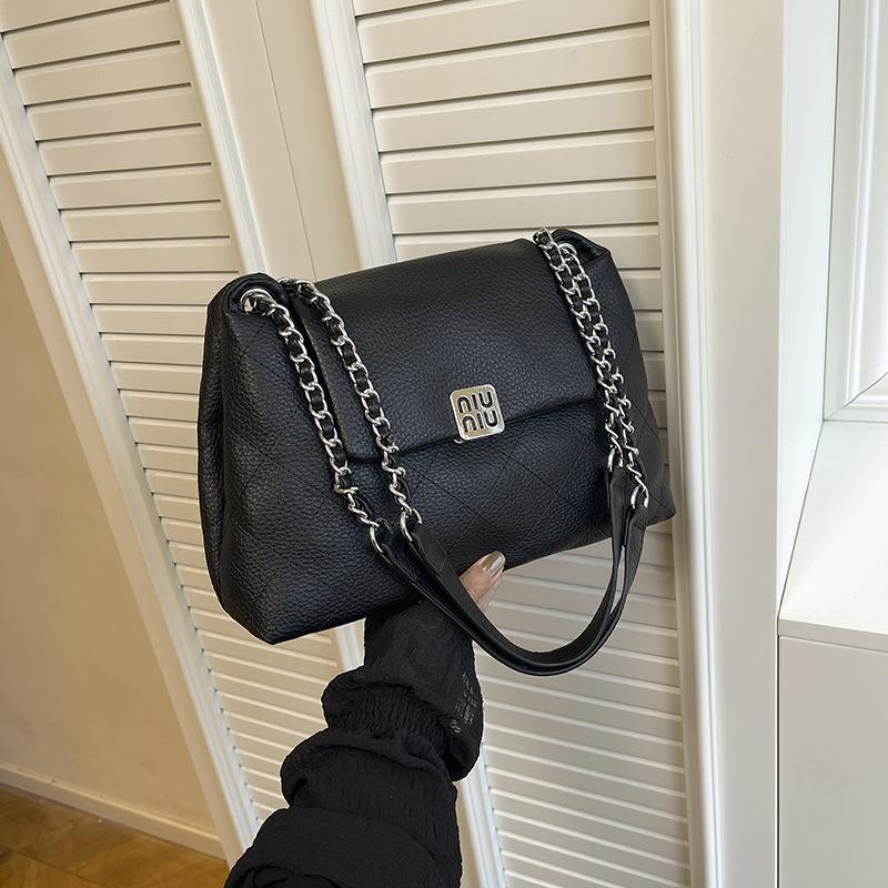 

Underarm chain bag women s 2025 new autumn and winter fashionable simple texture envelope bag high-end single shoulder messenger bag