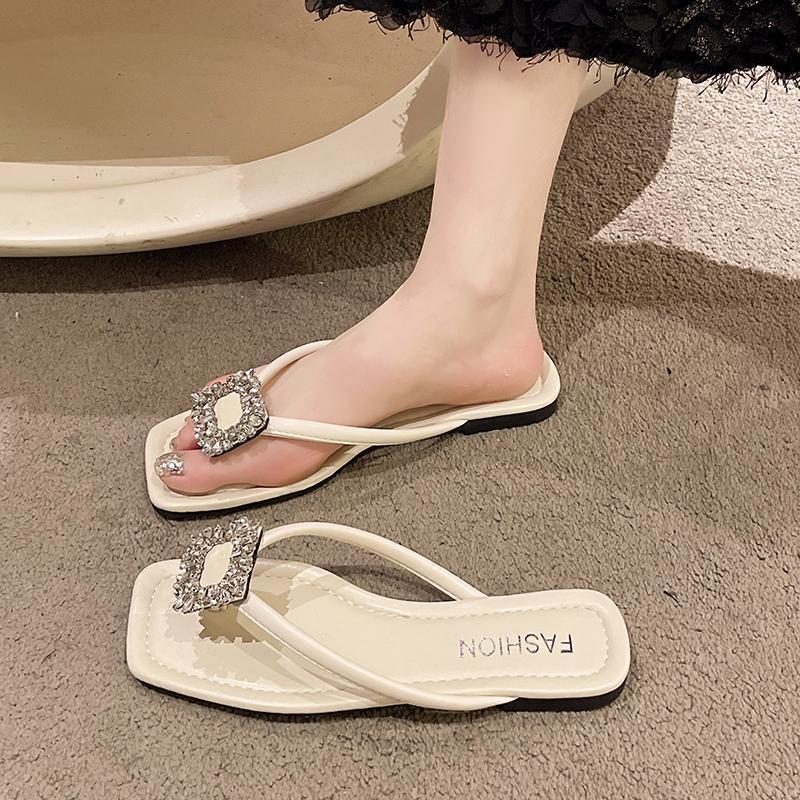 Flip-flops for women's outerwear 2025 summer new fashionable versatile rhinestone flat bottom pinch foot beach anti-skid sandals tide
