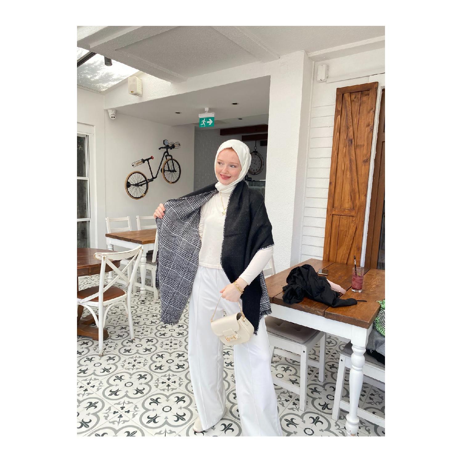 

Checked Double Sided Shoulder Shawl чорний