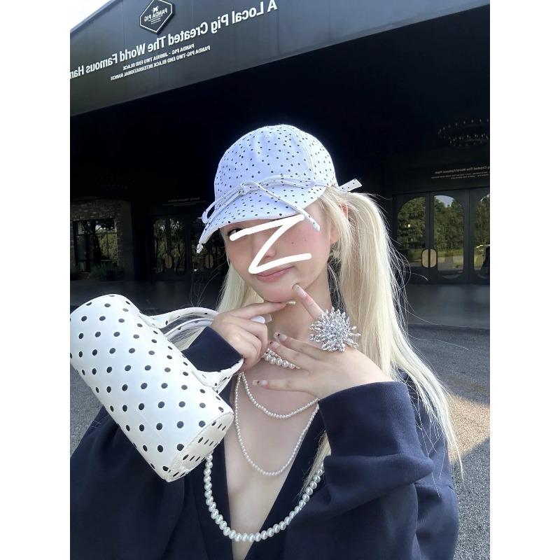 

A Niche High-appeal Bowling Bag Patent Leather Polka Dot Pillow Bag Shoulder Bag and Crossbody Bag білий