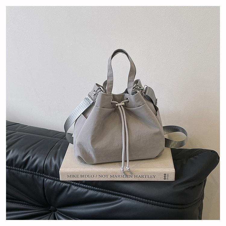 

Повседневный однотонный нишевый дизайн на шнурке, дорожный наплечный рюкзак из нейлоновой ткани, повседневная легкая сумка-мессенджер, сумка-ведро серый