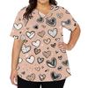 Modisches Damen-Arbeitsoberteil mit V-Ausschnitt und kurzen Ärmeln, Seitenschlitzen, Taschen und verziert mit Valentinstag-Herzelementen und Herzprints.