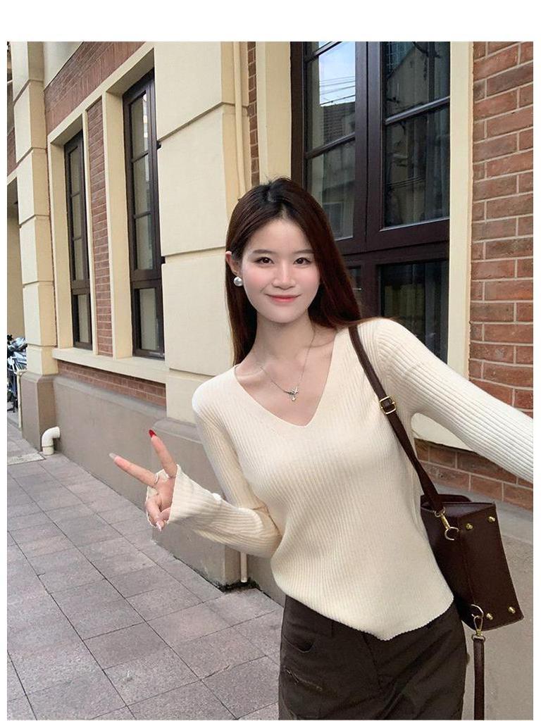 Elegant V-Neck Women’s Sweater – Slim Fit, Figure-Flattering Knit for Autumn/Winter