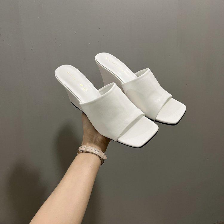 

Весна и осень 2025 новые сандалии с квадратным носком, простые босоножки на шпильке, шлепанцы с одним ремешком, женская модная крутая обувь 35 белый