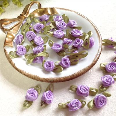 20 ADET Mini El Yapımı Güller Çiçek Yapay Saten Kurdele Rozetleri Kumaş Aplike Düğün Dekorasyonu El Sanatları Dikiş Aksesuarları için