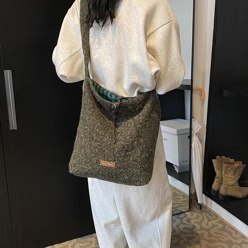 

Ленивая сумка-тоут женская 2025 новая зимняя плюшевая сумка через плечо большой вместимости текстурированная сумка-мессенджер 38*10*34