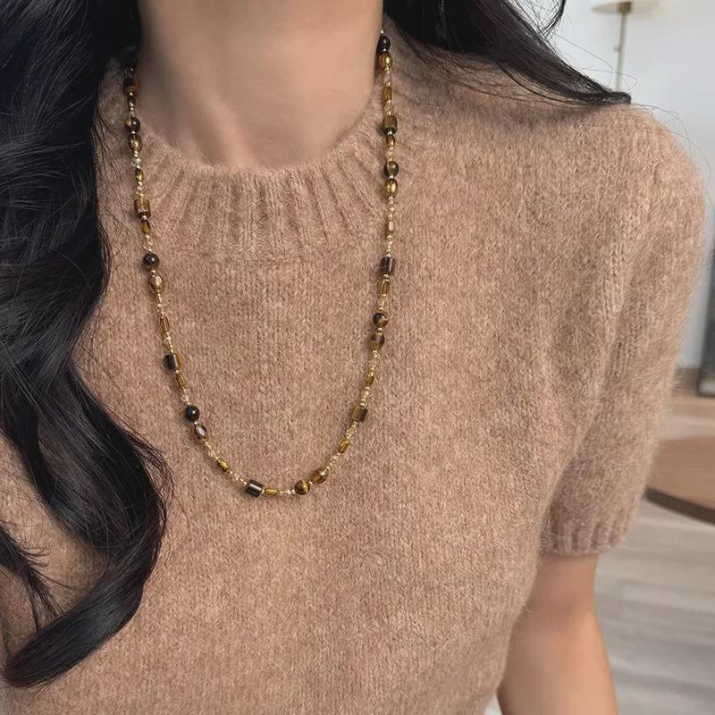 Korálkový náhrdelník Maillard s tygřím okem - kávová barva, podzimní/zimní móda pro ženy