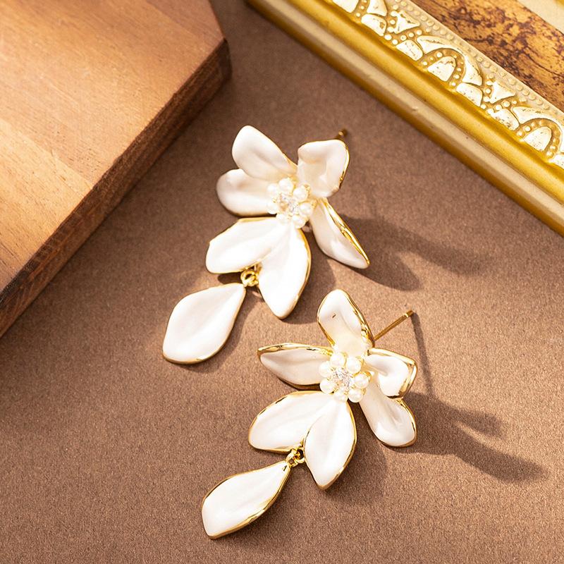 

French light luxury exquisite small fragrance inlaid with diamonds, pearl baking paint, flower earrings, female sweet temperament versatile earrings